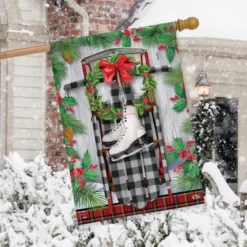 Briarwood Lane Winter Sled House Flag Checkered Skates Fir Berrie -Briarwood Lane Verkoop GUEST 3f868409 bf01 48ca acfa 40edfe3075d1